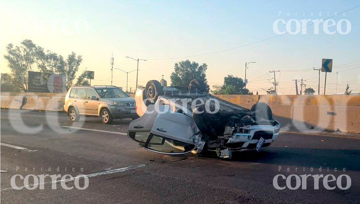 Dos adultos mayores quedan heridos tras volcar en la Curva del Potrero en Silao