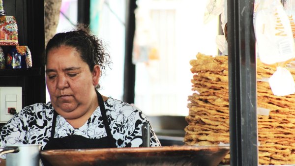 ¿Cómo sobreviven comerciantes al intenso calor en Celaya? Marisol García cuenta su historia