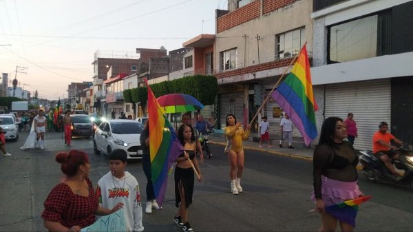 Entre colores, marcha comunidad LGBTQ+ en Irapuato; exige mayor visibilidad y cambios legislativos