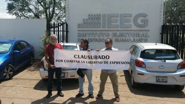 Periodistas clausuran simbólicamente IEEG por 'atentar contra libertad de expresión'