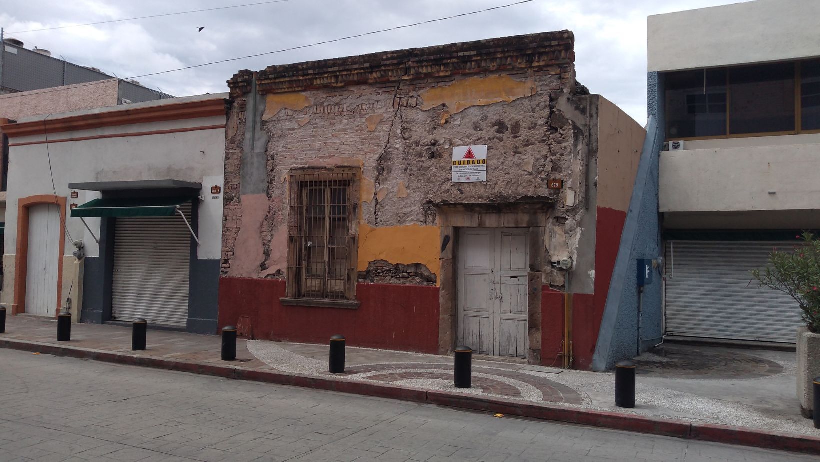 Peligro en el Centro Histórico de Irapuato, fachadas en mal estado lesionan a ciudadanos