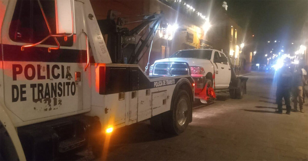 Grúa se queda sin frenos en pleno centro de San Miguel de Allende y causa accidente 