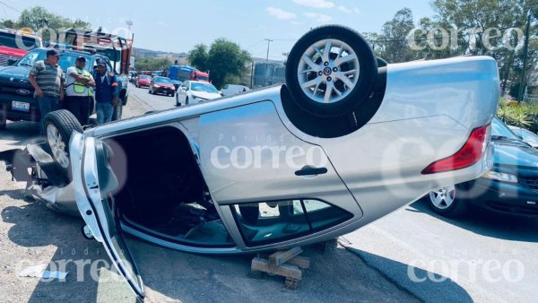 Volcadura en la Guanajuato-Silao causa daños materiales, sin dejar lesionados