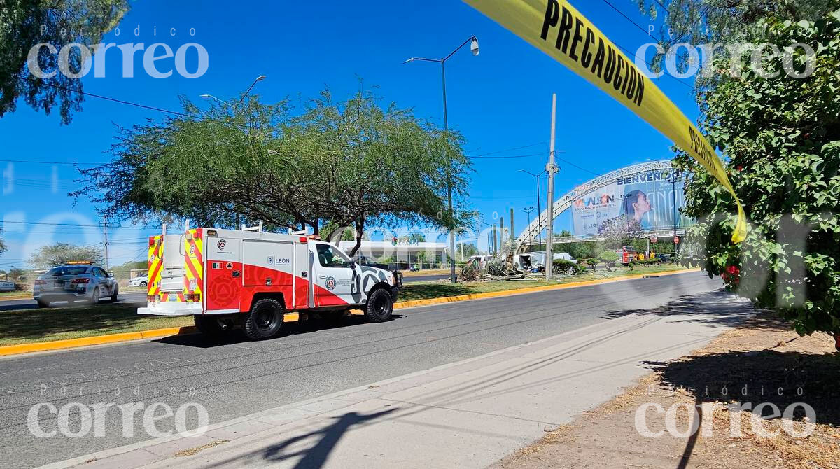 Conductor en León choca  en el bulevar Aeropuerto y muere; su esposa sale ilesa 