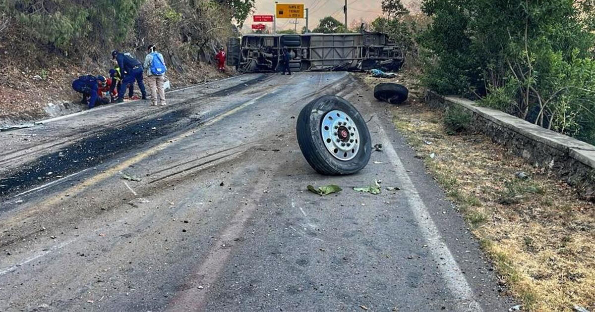 Peregrinos de San Luis de la Paz vuelcan en Edomex; hay 18 muertos y 31 heridos