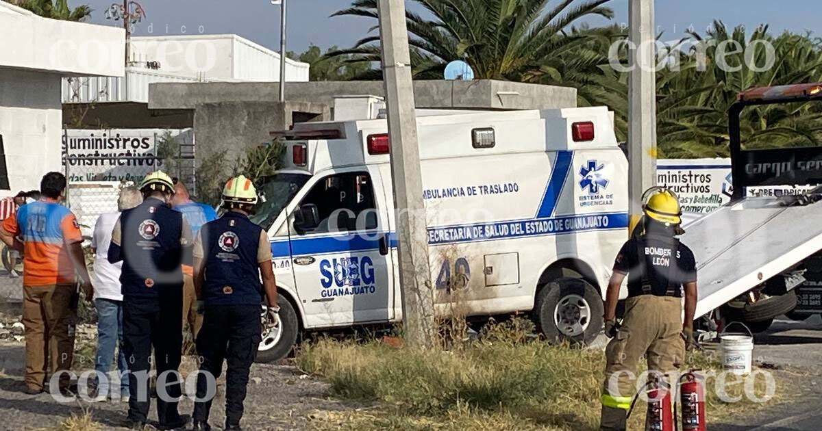 Por falla mecánica, choca ambulancia del SUEG en carretera de León 