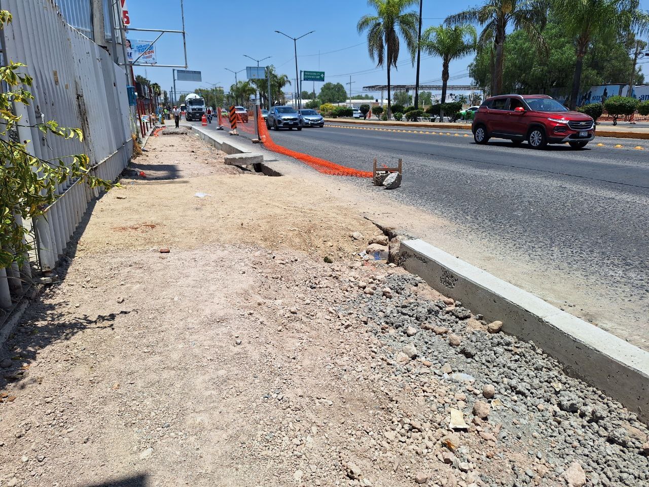 ¿Obras del bulevar Adolfo López Mateos son un peligro en León? Esto denuncian habitantes