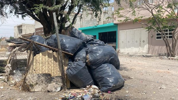 Comunidad de La Luz de Salamanca se une para limpiar calle llena de basura 