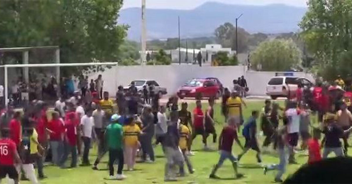 Video | Final de fútbol en San José Iturbide termina en riña; había niños en la pelea 