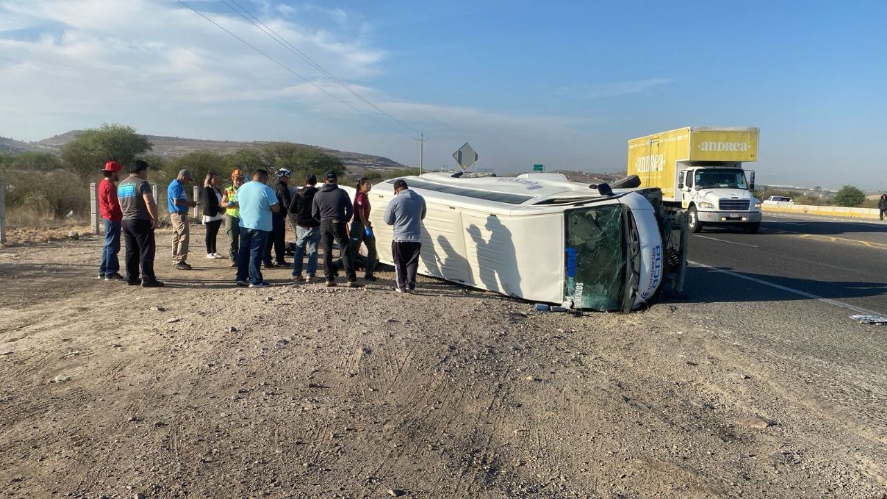 Vuelca camioneta de transporte de personal en la Silao-San Felipe; hay un muerto