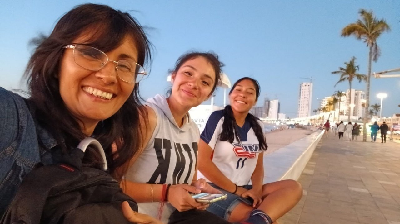 Abogada, entrenadora y mamá: Rosalba Ramírez impulsa a sus hijas en el beisbol en Guanajuato | Video