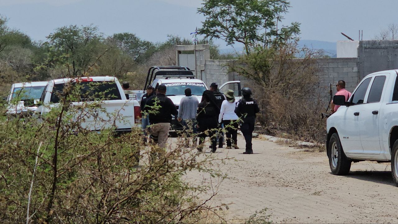 Suman 18 cuerpos hallados en fosa de Abasolo; es la más grande de la zona