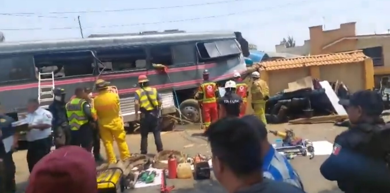 Camión de músicos choca en Michoacán; hay tres muertos y 12 heridos