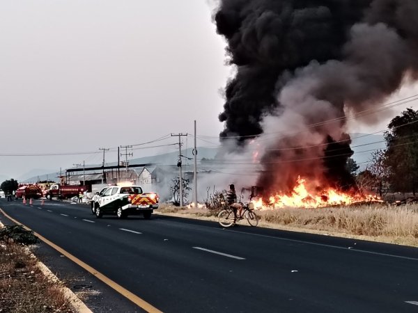 Provoca quema de pastizal incendio de recicladora en Celaya