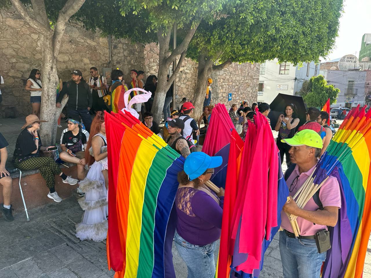 Marchan estudiantes de la UG en el tercer Bee Pride por la comunidad LGBT+