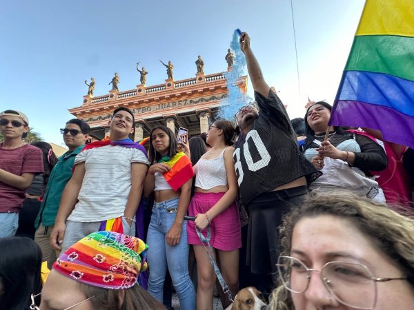 Marchan estudiantes de la UG en el tercer Bee Pride por la comunidad LGBTQ+