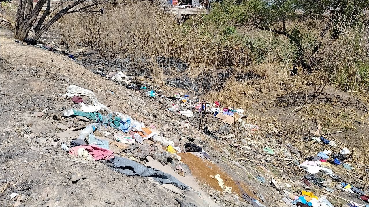 Llenan de basura, ropa y hasta muebles al río Lerma en Salamanca, es “foco de contaminación”