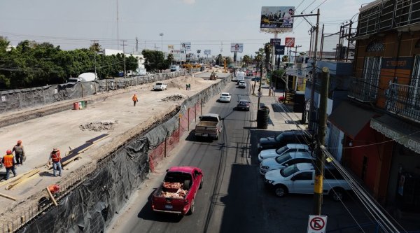 Batallan por tráfico en construcción de puente a desnivel en Avenida Tecnológico en Celaya