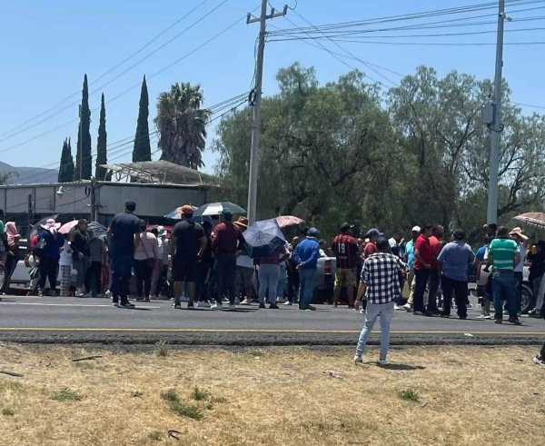 Por falta de agua, habitantes de comunidades bloquean carretera San José Iturbide – Querétaro 