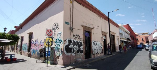 Sin cuidado ni restauración, llenan de grafitis a edificios y monumentos históricos en Celaya 