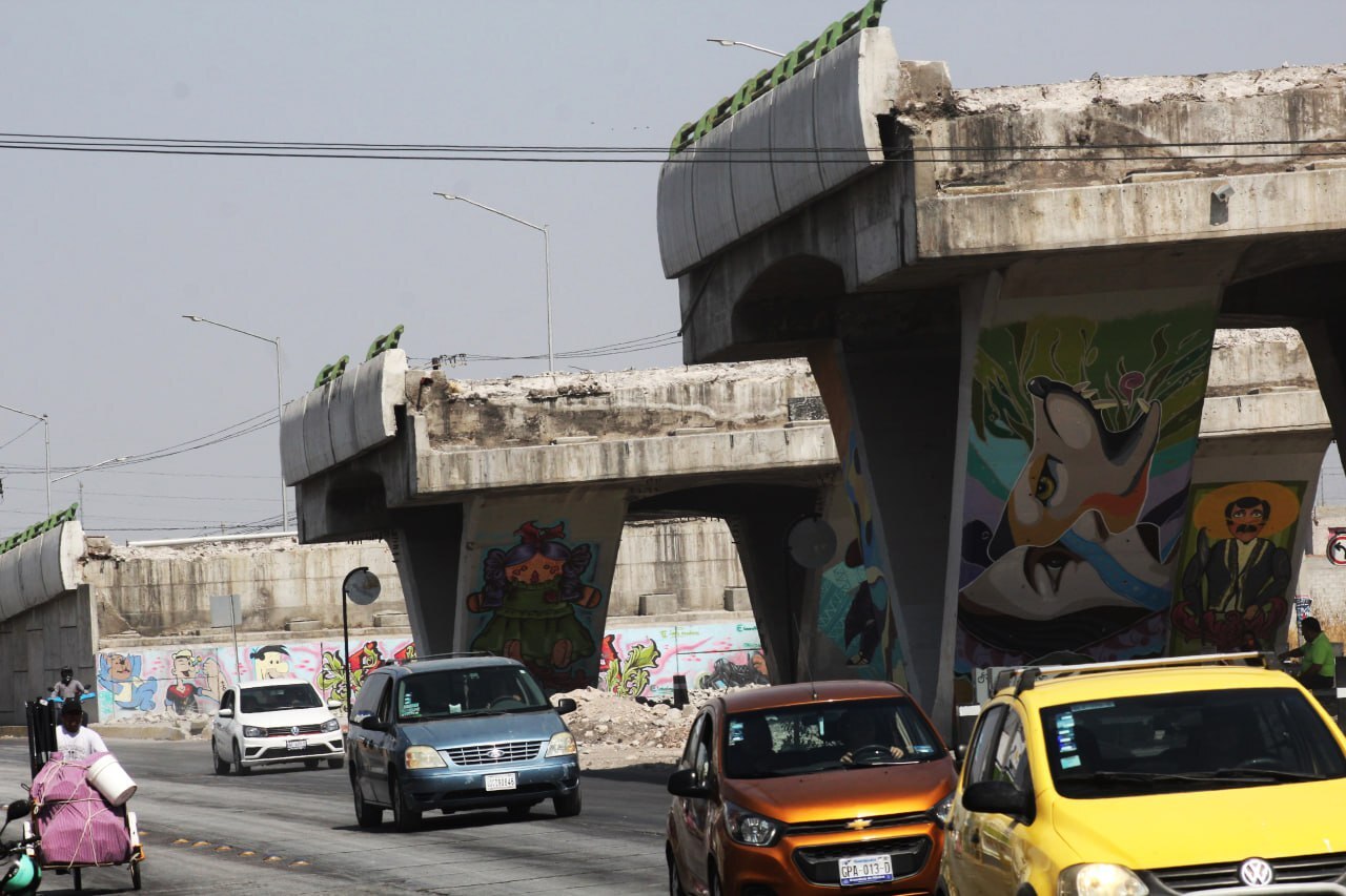 Las obras de reconstrucción del puente de Constituyentes en Celaya permanecen detenidas