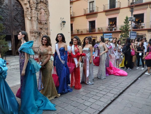 Sorprende certamen de belleza afuera del Teatro Juárez en Guanajuato ¿Cómo fue?