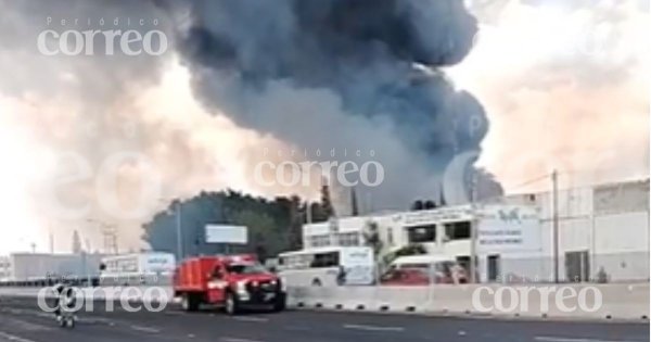 Arde bodega en la salida de Celaya a Salvatierra