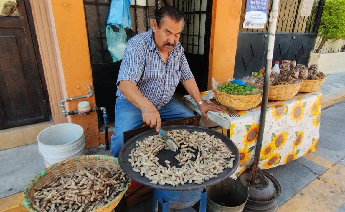 Desde hace 13 años, don Juan vende deliciosos cacahuates y garbanzos al comal en Salamanca 