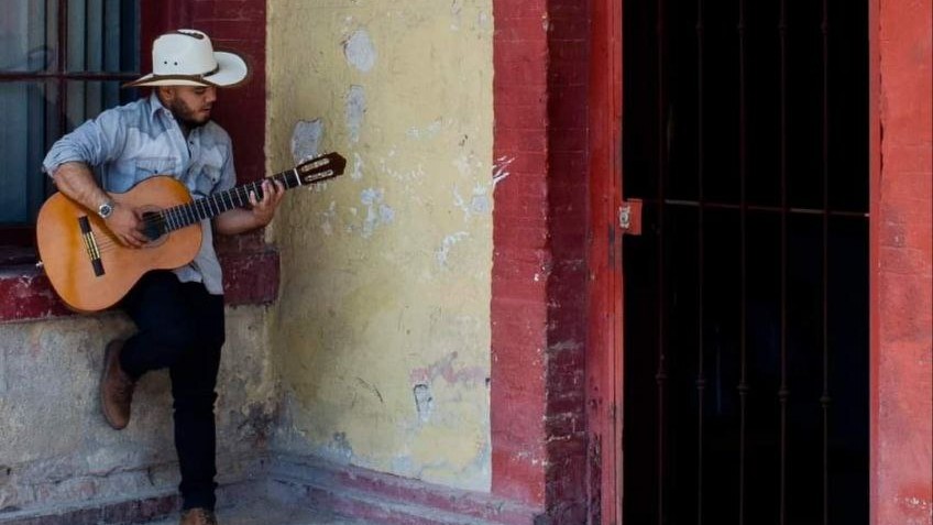 Juan Pizano, cantautor de Salamanca, lucha por su sueño; a sus 23 años ha escrito 250 canciones | Video