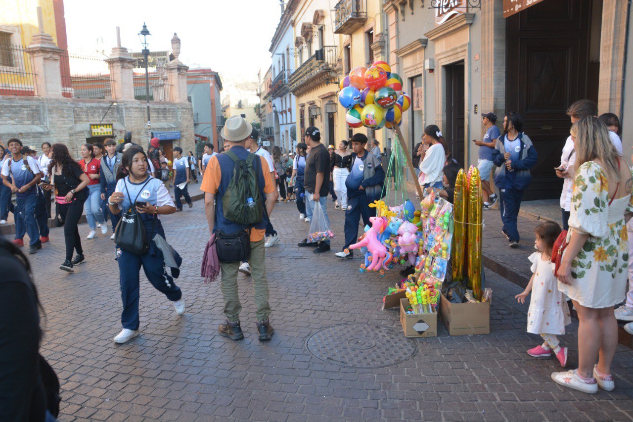 Urgen regular comercio ambulante en Guanajuato: parece un “tianguis muy grande“