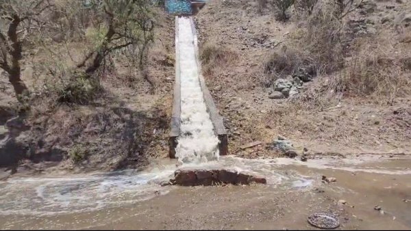 Video | En plena sequía, excavadora causa 'megafuga' de agua en el Macrocentro de Guanajuato 