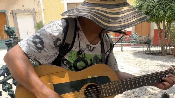 Ricardo, músico de Valenciana, comparte su pasión en las calles de Guanajuato capital