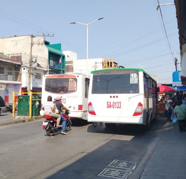 Denuncian vecinos de la colonia Las Américas de Salamanca falta de transporte público