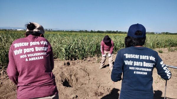 Buscadoras de Irapuato exigen que víctimas encontradas en fosas sean entregadas a sus familias 