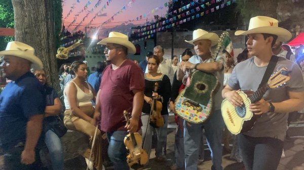 Los Leones de la Sierra visitan el Valle del Maíz en San Miguel de Allende desde hace 35 años 