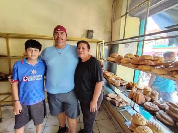 En Valle De Santiago la Panadería San Ramón se une a la Cruz Azul manía 