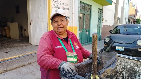 Trabajadores de limpieza pública sufren bajo los rayos del sol en Salamanca 