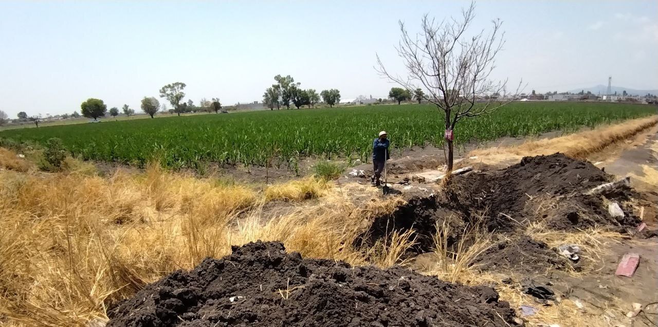 Conagua prohíbe regar campo con pozo contaminado con gasolina en Salamanca 