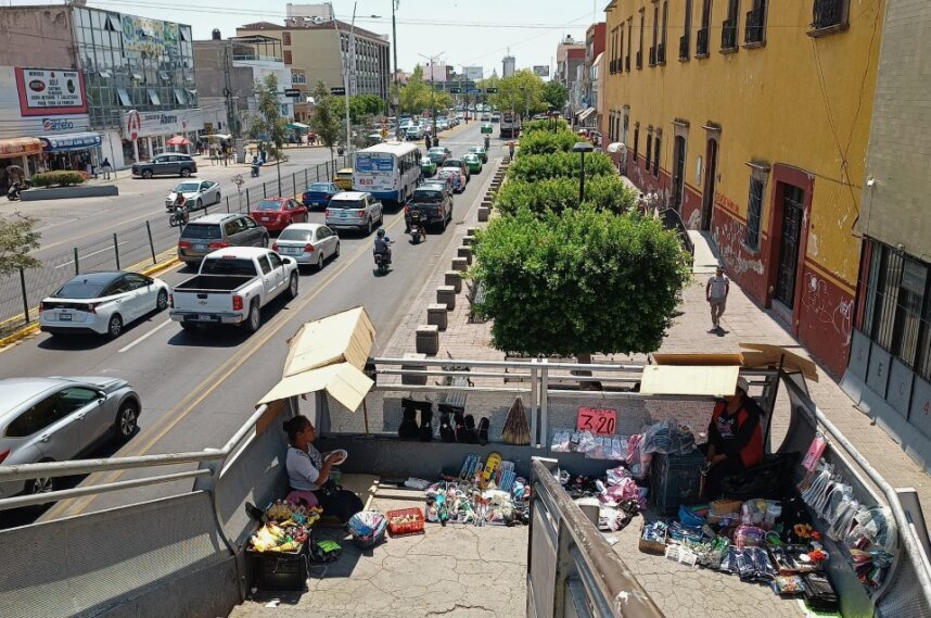 Bajo el sol abrasador, comerciantes y repartidores en Guanajuato sufren por ola de calor 