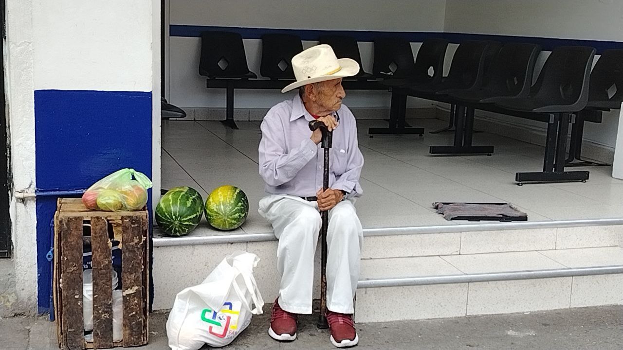 Video | A sus 93 años, don Jesús sigue vendiendo en su puesto en Salamanca: “no me gusta estar de flojo” 