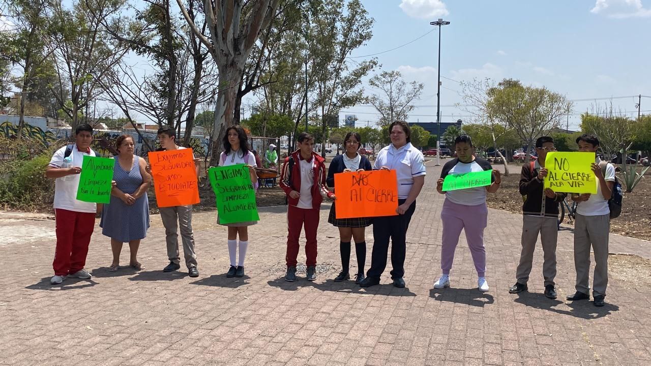 Vecinos de la Infonavit 1 en Salamanca protestan contra bloqueo en el jardín ‘Albino García’