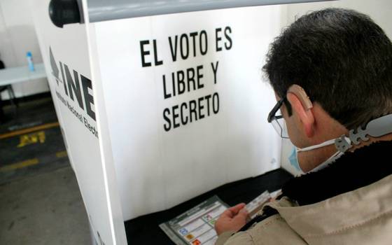 ¿Puedes entrar a la casilla a votar con el celular? 