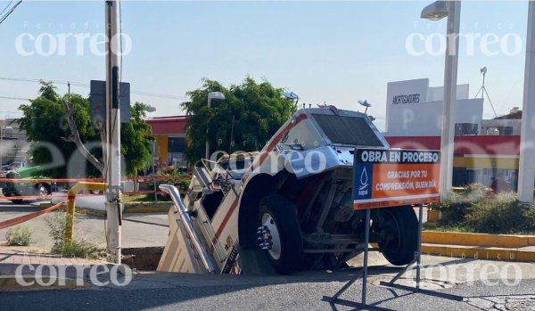 Socavón en El Coecillo de León se traga tolva y causa cierre vial