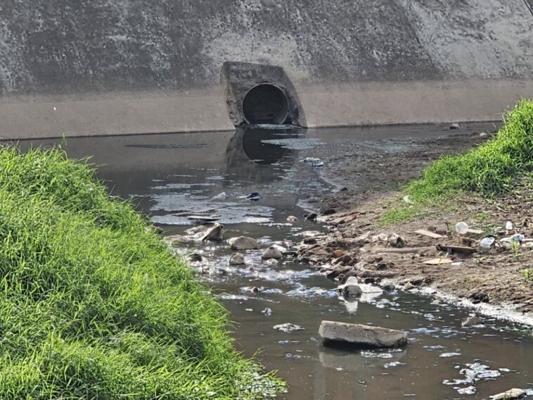 Por casi un año, denuncian aguas negras en el río Huascato en Pénjamo