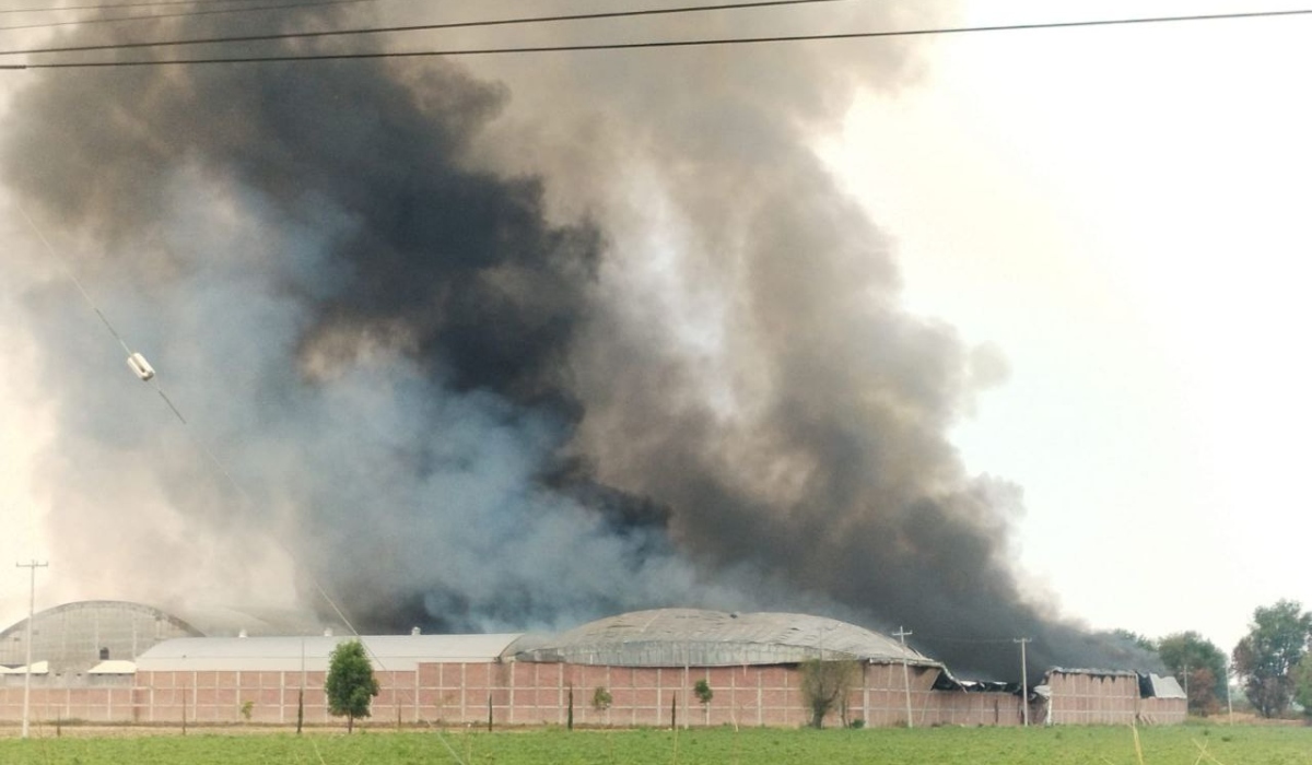 Fuerte incendio arrasa con una bodega ubicada en la comunidad de San José del Carmen 