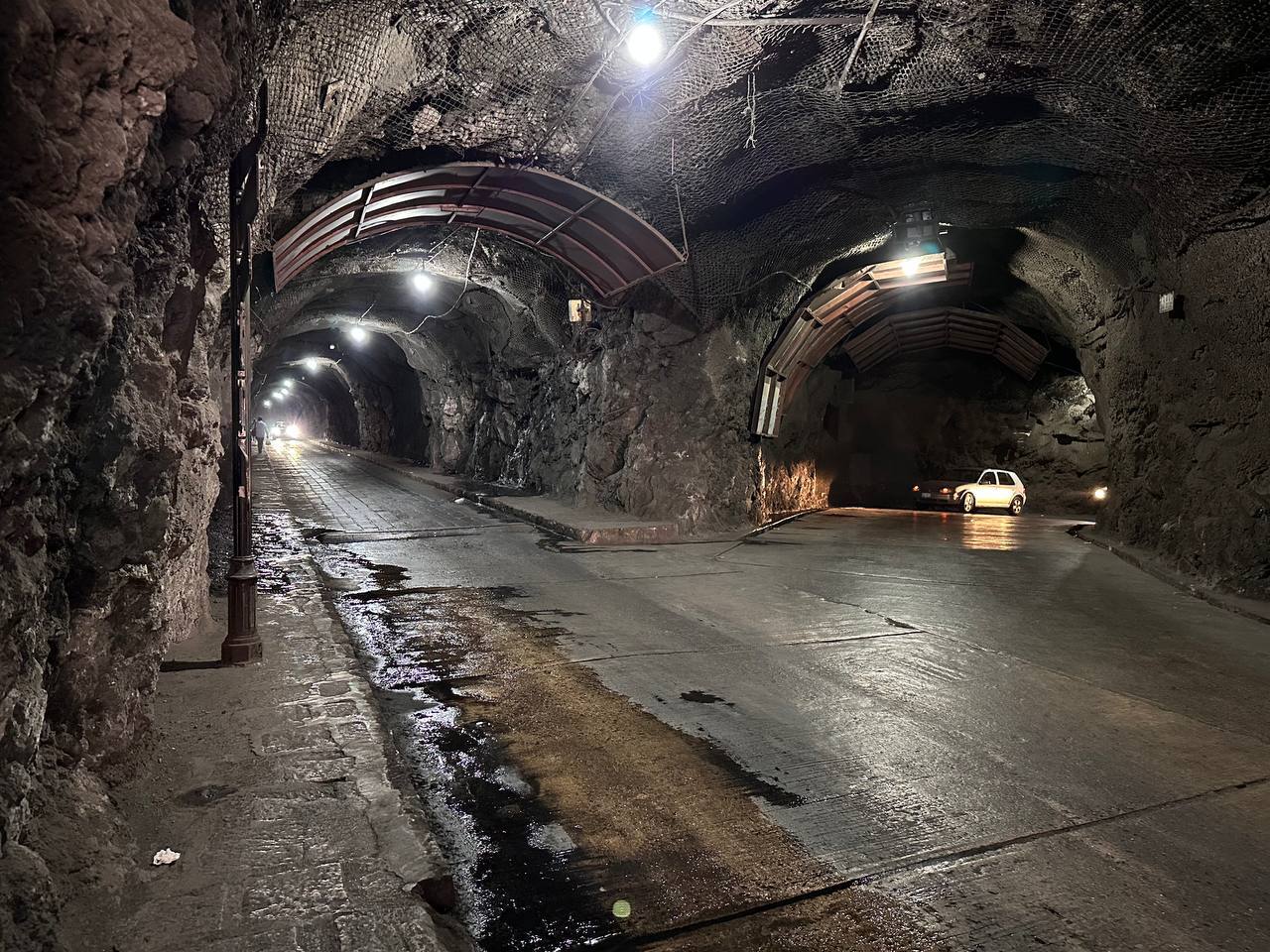 Desgastado, con basura y hasta orines, abandonan túnel La Galereña en Guanajuato