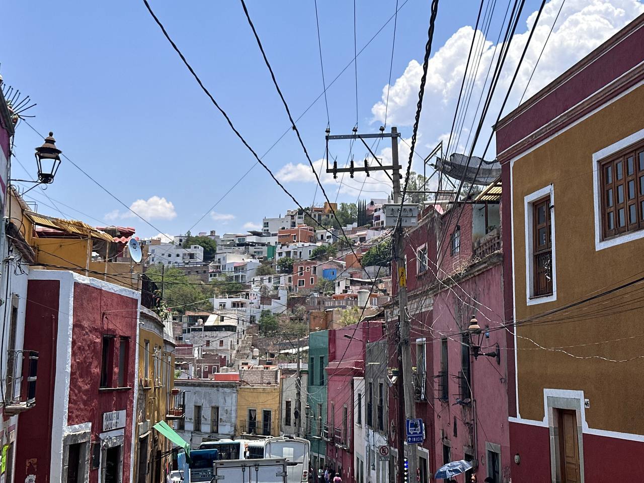 Cables enrollados y en mal estado, la maldición que invade Guanajuato capital 