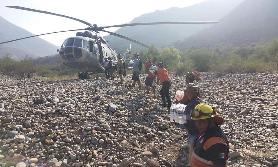 Llega a Xichú helicóptero de la Fuerza Aérea Mexicana para sofocar el incendio de El Platanal 