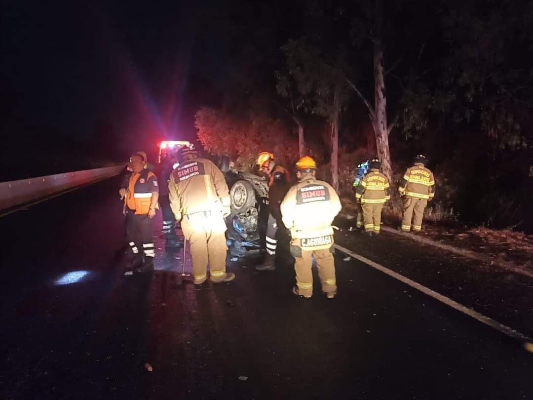 Vuelcan en la carretera Guanajuato – Silao y abandonan el vehículo 