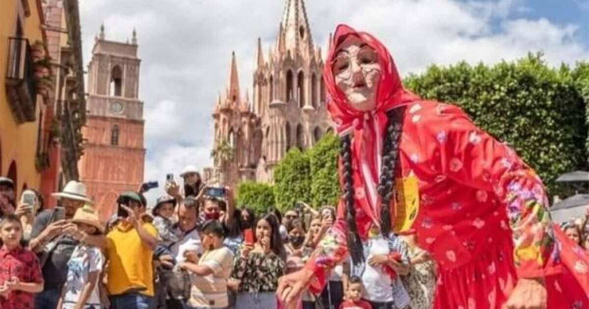 Por 35 años, La Viejita encabeza el Convite de Locos de San Miguel de Allende